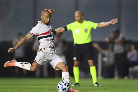 وكيله يكشف لكورة فور.. حقيقة اهتمام الأهلي بضم لوكاس مورا